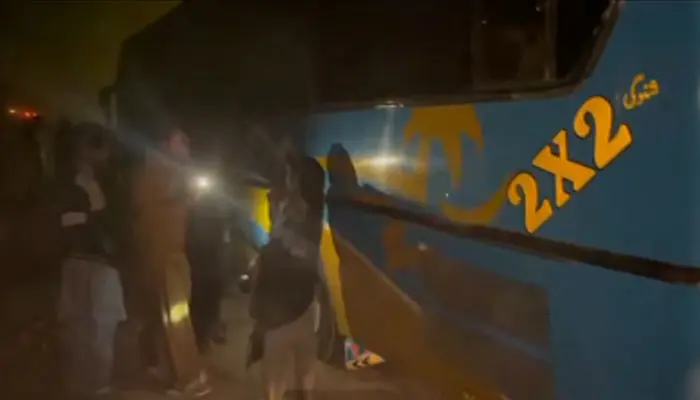 گھوٹکی میں مسافر بس پر ڈاکوؤں کا حملہ، فائرنگ کے بعد متعدد مسافر اغوا